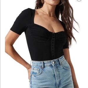 ASTR The Label Bodysuit Hook and Eye Sweetheart Neckline Short Sleeve Bl…